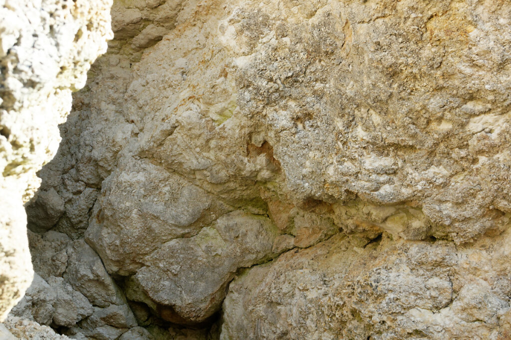 stalactite de microbialite au centre de l'image